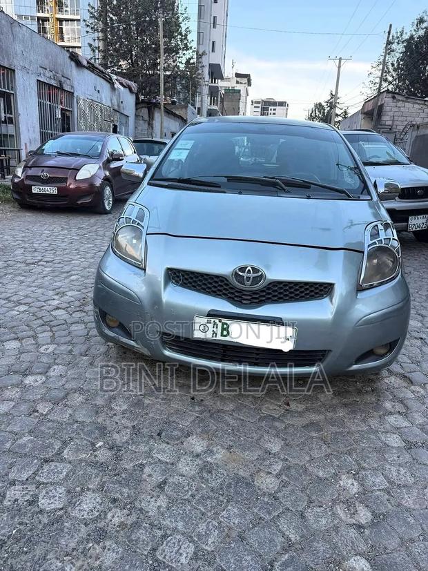 Toyota Yaris Base Hatchback 3dr 2010 Silver
