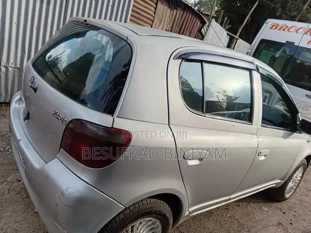 Toyota Vitz 2002 Silver