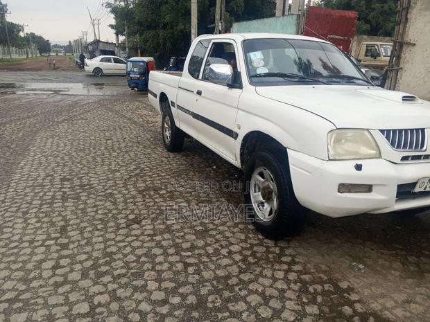 Mitsubishi L200 2004 White