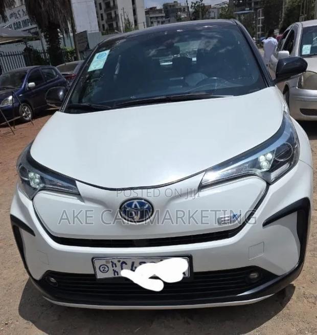 Toyota C-HR XLE 2022 White