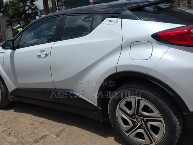 Toyota C-HR XLE 2022 White