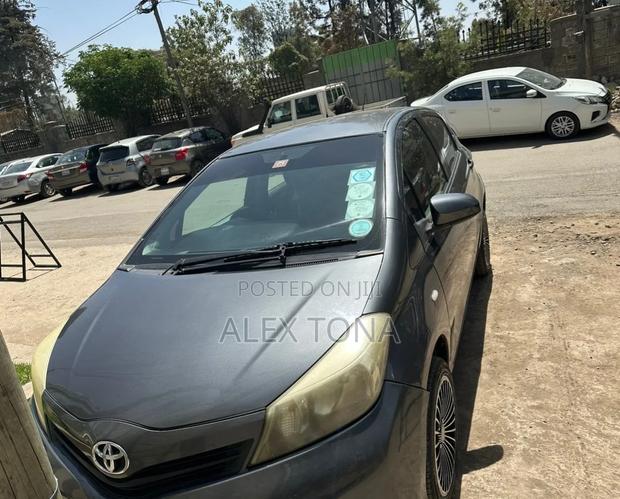 Toyota Yaris 2011 Gray