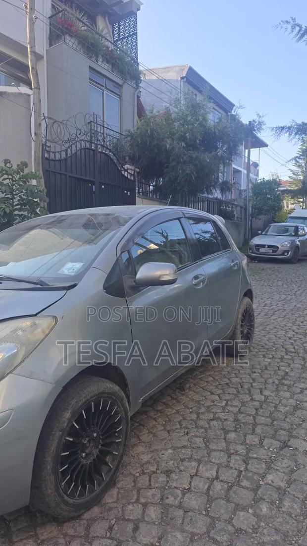 Toyota Yaris 2010 Gray
