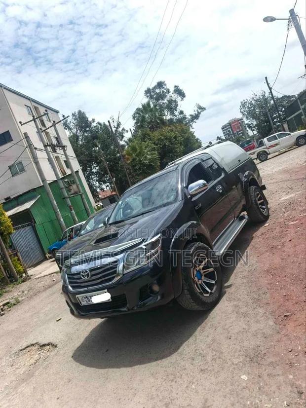 Toyota Hilux 2013 Black
