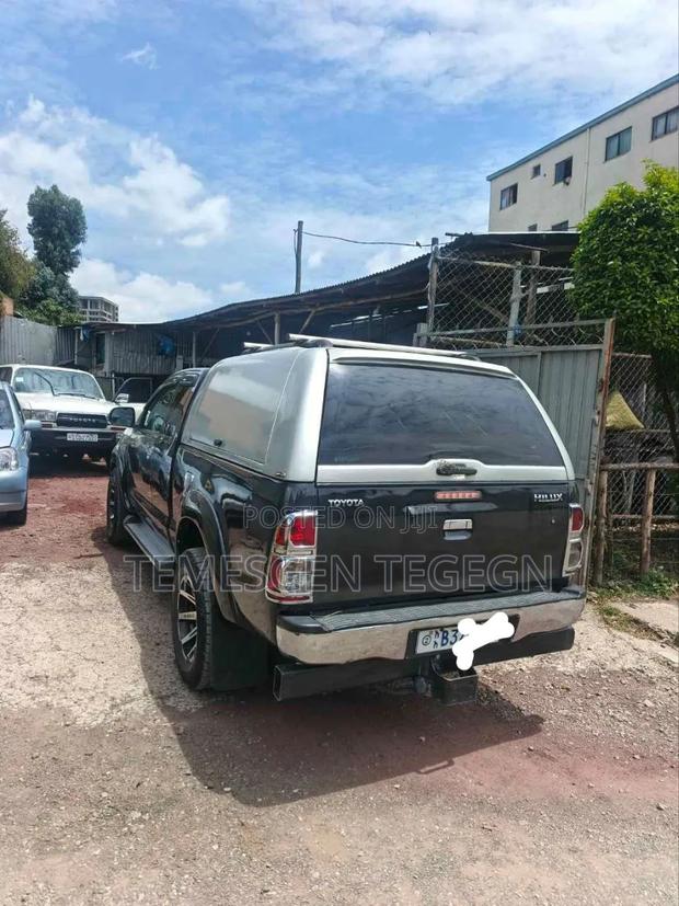 Toyota Hilux 2013 Black