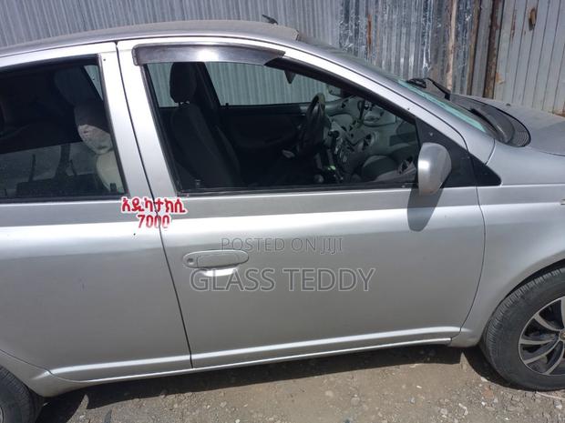 Toyota Vitz 2001 Silver