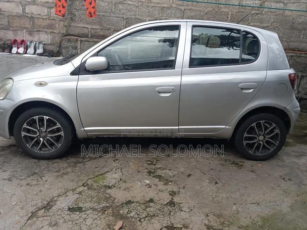 Toyota Vitz 2004 Silver