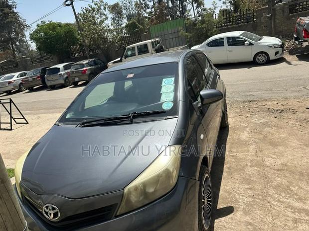 Toyota Yaris 2011 Gray