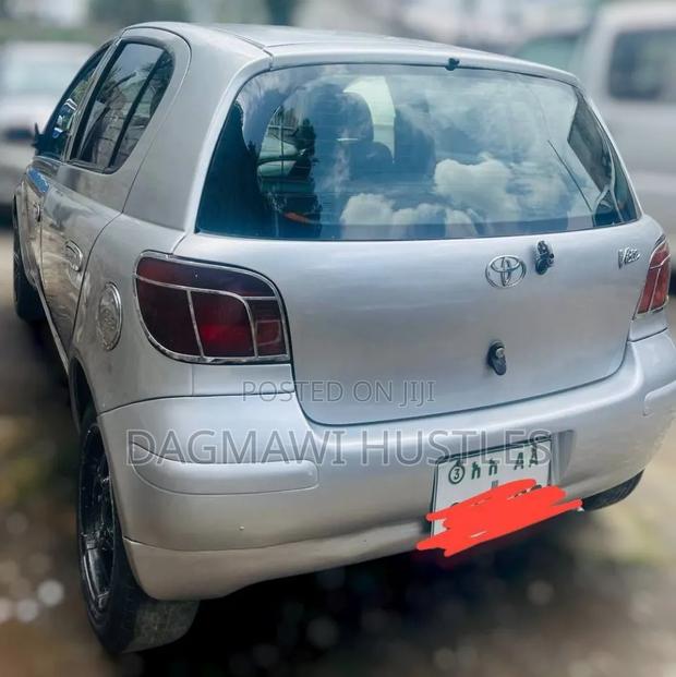 Toyota Vitz 2002 Silver