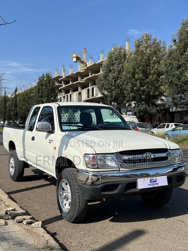 Toyota Hilux 2004 White