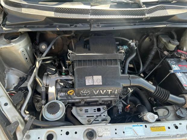 Toyota Vitz 2004 Silver