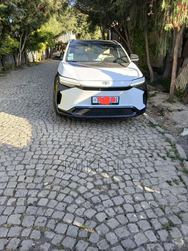 Toyota bZ4X 71.4 kWh FWD 2023 White