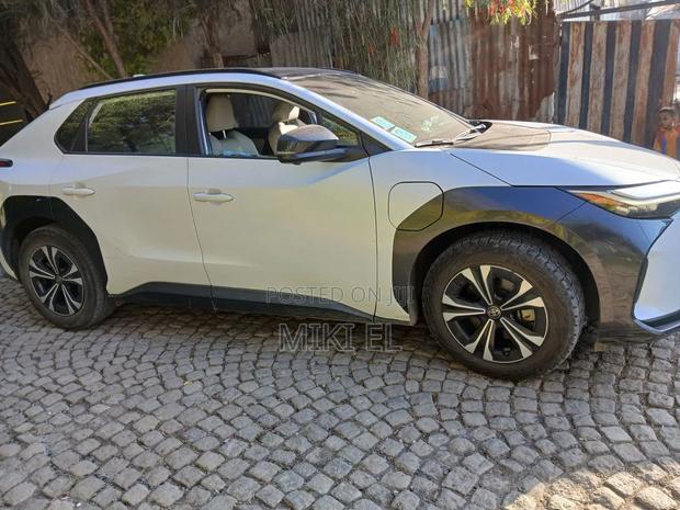 Toyota bZ4X 71.4 kWh FWD 2023 White