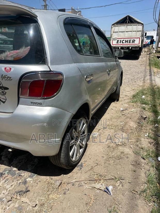 Toyota Vitz 2000 Silver