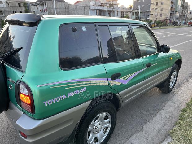 Toyota RAV4 Base FWD 1999