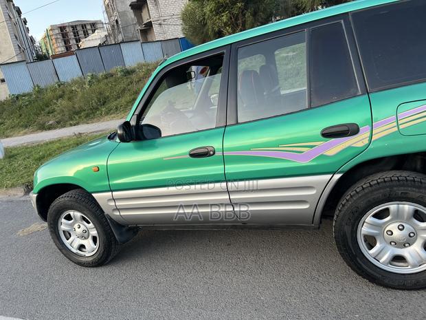 Toyota RAV4 Base FWD 1999