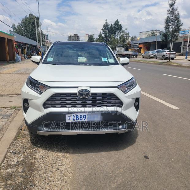 Toyota RAV4 Limited 2021 White