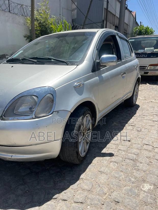 Toyota Vitz 2000 Silver