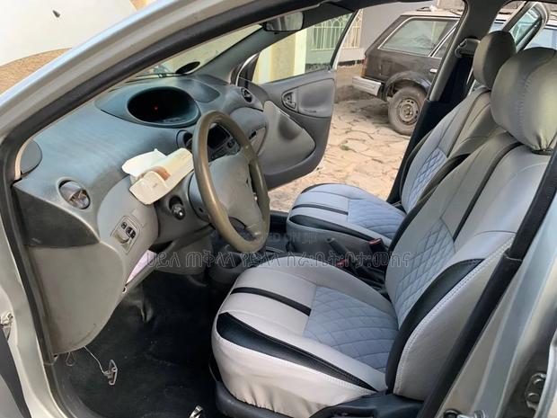 Toyota Vitz 2001 Silver