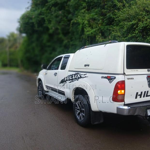 Toyota Hilux 2010 White