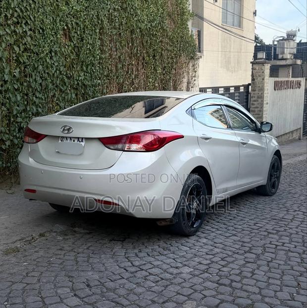 Hyundai Elantra GLS Sedan FWD (1.8L 4cyl 6A) 2013