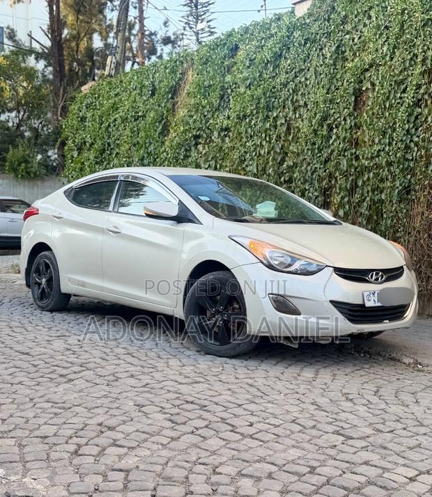 Hyundai Elantra GLS Sedan FWD (1.8L 4cyl 6A) 2013