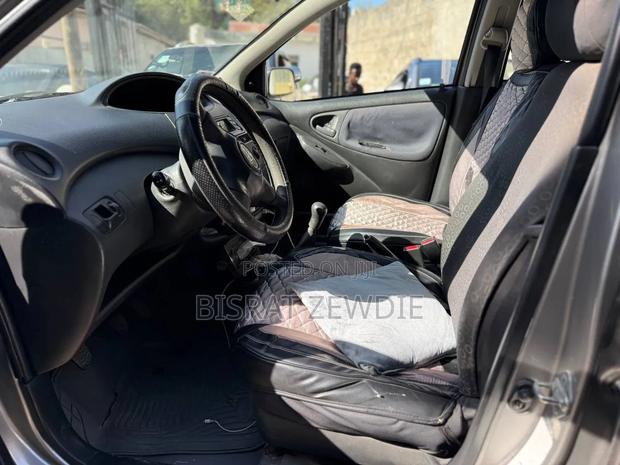 Toyota Vitz 2004 Silver