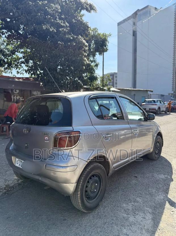 Toyota Vitz 2004 Silver
