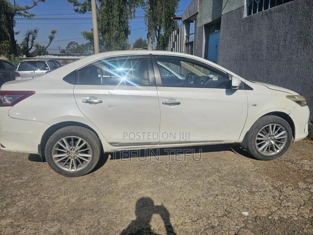 Toyota Yaris L Hatchback 5dr 2015 White