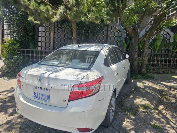 Toyota Yaris L Hatchback 5dr 2015 White