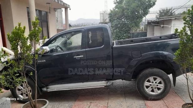 Toyota Hilux 2012 Black