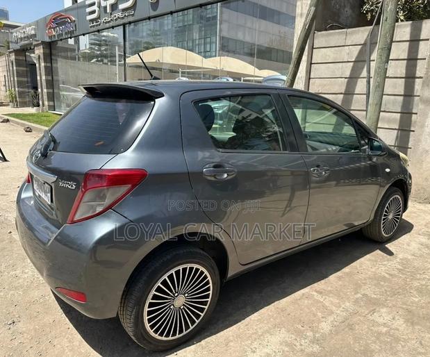 Toyota Yaris 2011 Gray