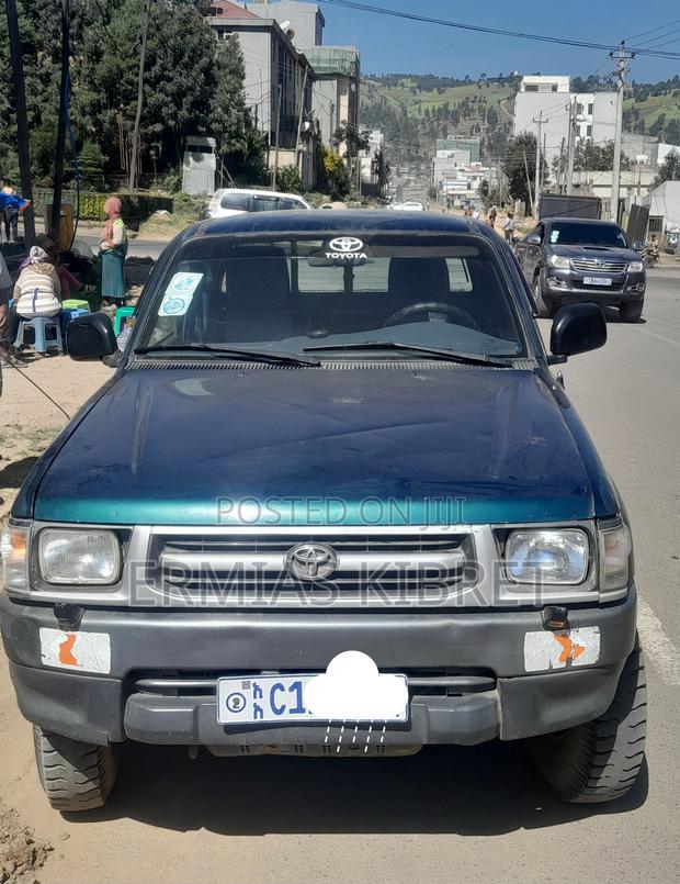 Toyota Hilux 2000 Green