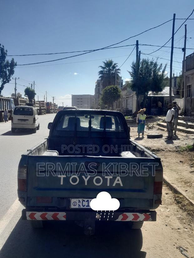 Toyota Hilux 2000 Green