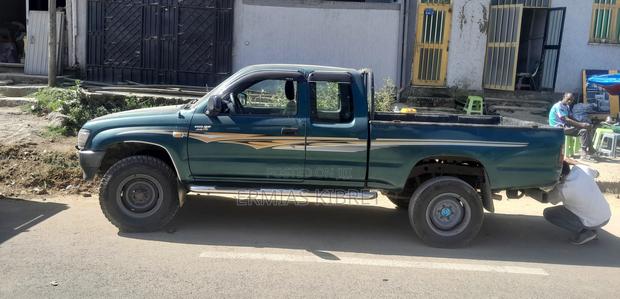 Toyota Hilux 2000 Green