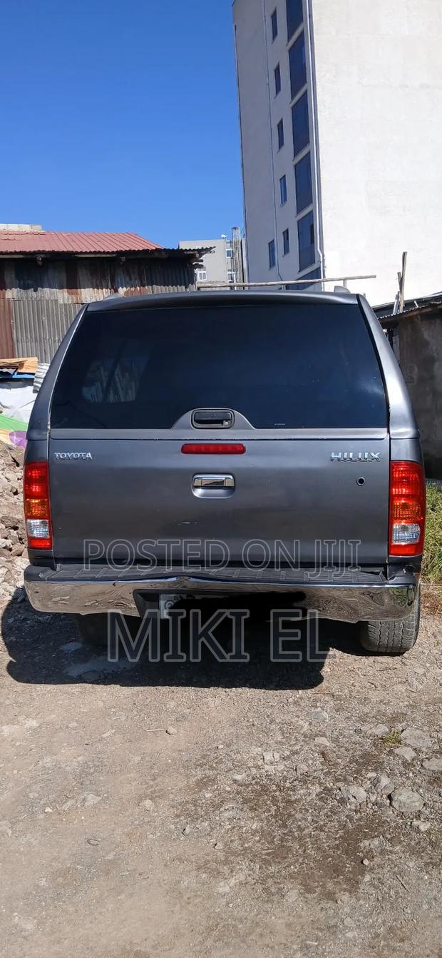 Toyota Hilux 2.5 D-4D 4X4 SRX 2010 Gray