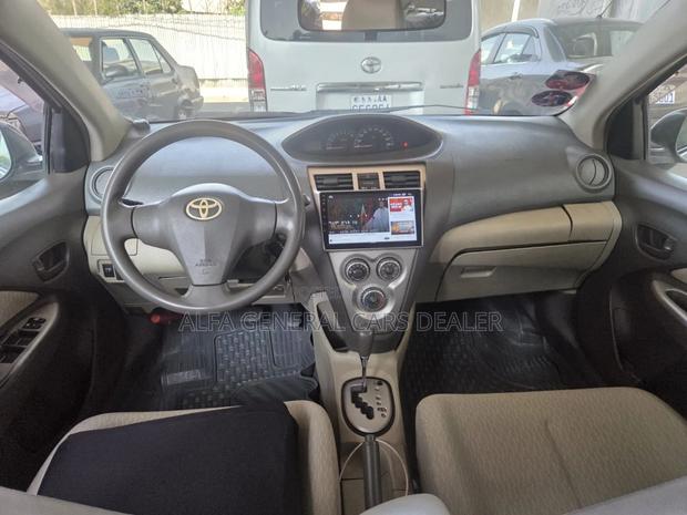 Toyota Belta 2011 Silver
