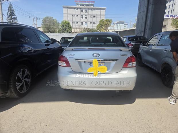 Toyota Belta 2011 Silver