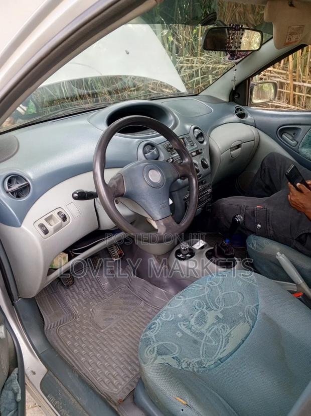 Toyota Vitz 2001 Silver