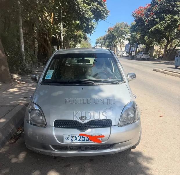 Toyota Vitz 2000 Silver