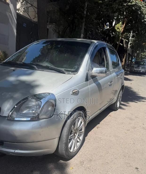 Toyota Vitz 2000 Silver
