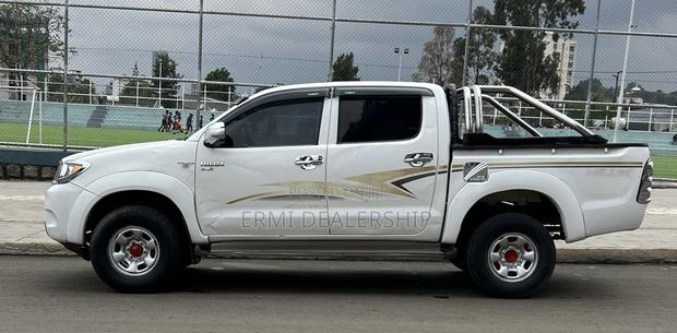 Toyota Hilux 2006 White