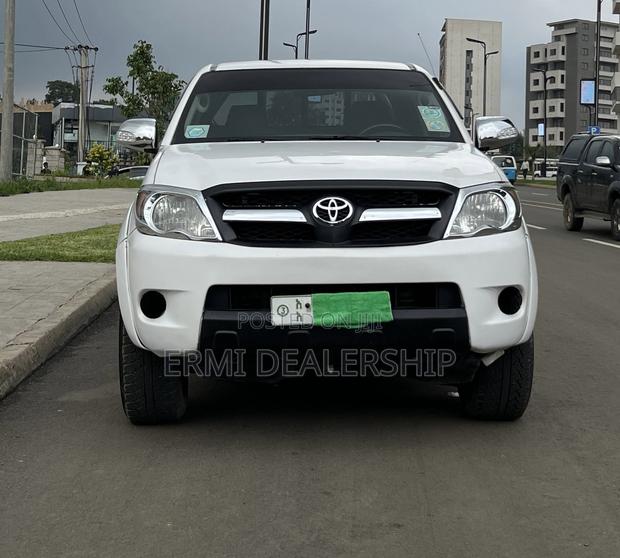 Toyota Hilux 2006 White