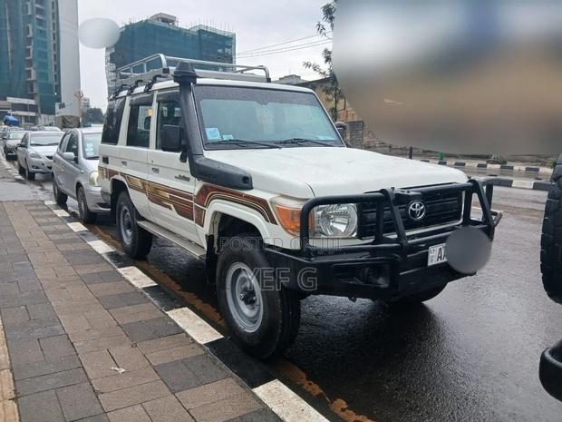 Toyota Land Cruiser 2016 White