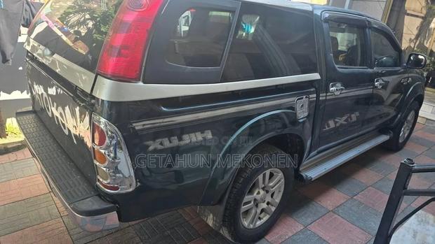 Toyota Hilux 2010 Green