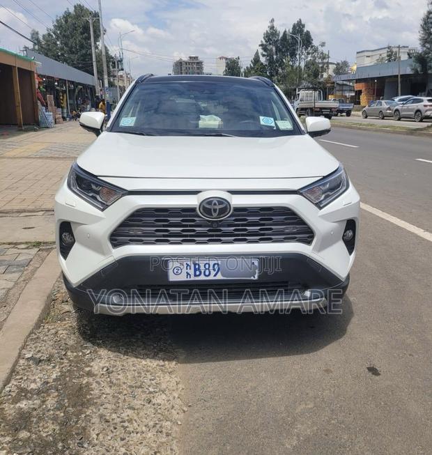 Toyota RAV4 2022 Off white
