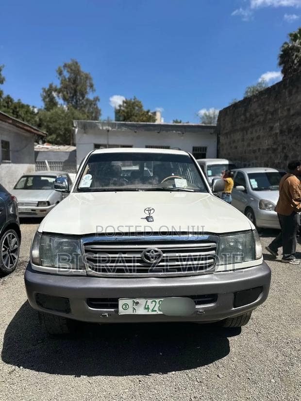 Toyota Land Cruiser 2002 White