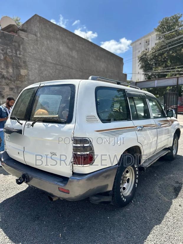 Toyota Land Cruiser 2002 White