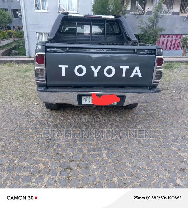 Toyota Hilux 2016 Gray