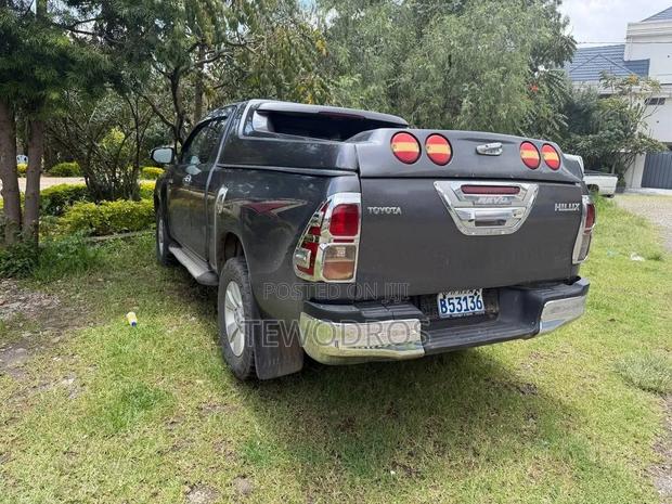 Toyota Hilux 2016 Burgundy